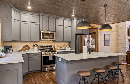 Pickens Cabin | Hidden Haven Lodge - Huge outdoor area, Hot tub, FREE firewood, Games!