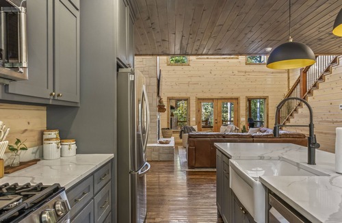 Pickens Cabin | Hidden Haven Lodge - Huge outdoor area, Hot tub, FREE firewood, Games!