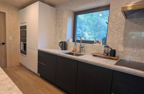 Sullivan Cabin | Hidden Woodland Retreat: Luxury & Total Privacy