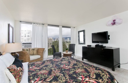 Diamond Head - Kapahulu - St. Louis Apartment | 〽High Floor〰Ocean-View〰Queen-Bed〰Studio w/Kitchenette, Very Quiet Building