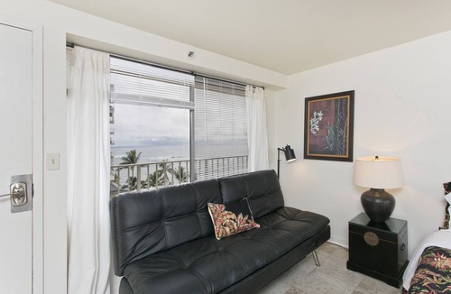 Diamond Head - Kapahulu - St. Louis Apartment | 〽High Floor〰Ocean-View〰Queen-Bed〰Studio w/Kitchenette, Very Quiet Building