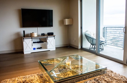 Oak Lawn Apartment | Highrise w/amazing views of Dallas!