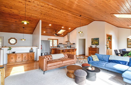 Naples House | Hilltop Escape: Epic Game Room, Lake Views, Fire Pit & Wine Trail