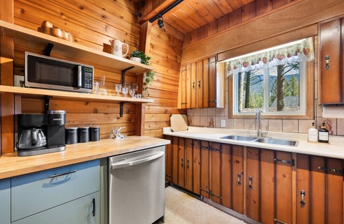Windermere Apartment | Hilltop Hive | Backyard Oasis | Fireplace | Beach
