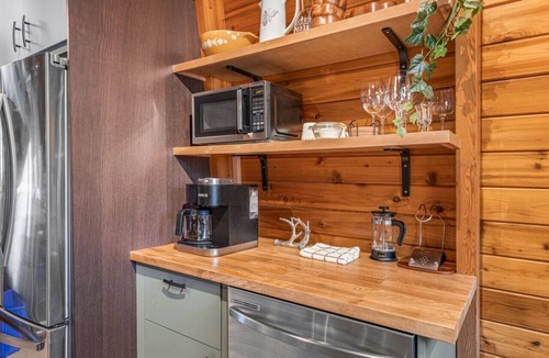 Windermere Apartment | Hilltop Hive | Backyard Oasis | Fireplace | Beach