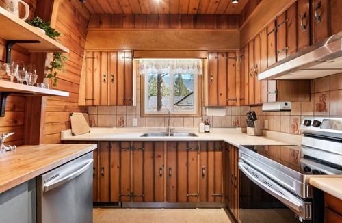 Windermere Apartment | Hilltop Hive | Backyard Oasis | Fireplace | Beach