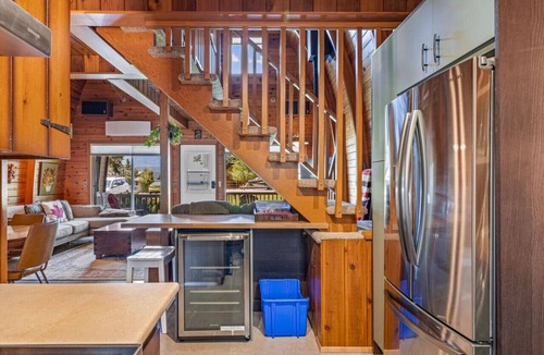 Windermere Apartment | Hilltop Hive | Backyard Oasis | Fireplace | Beach