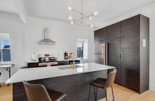 Corn Hill Apartment | Historic Cornhill 2 bedroom (King/Queen) Walkable