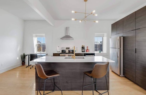 Corn Hill Apartment | Historic Cornhill 2 bedroom (King/Queen) Walkable