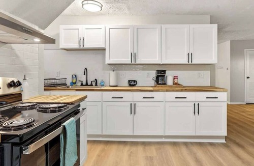 East Avenue Apartment | Historic East Ave 2 BDRM~Walkable~Central~Cozy8