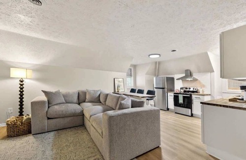 East Avenue Apartment | Historic East Ave 2 BDRM~Walkable~Central~Cozy8