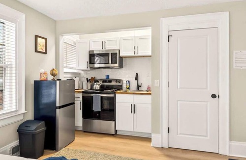 East Avenue Apartment | Historic East Ave Studio~Cozy~Walkable~Central6