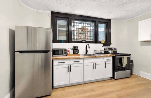 East Avenue House | Historic East Ave Studio~King BD~Walkable~Central1