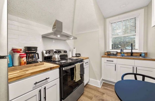 East Avenue Apartment | Historic East Ave~Walkable~Cozy~*Long term stays*7