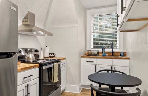 East Avenue Apartment | Historic East Ave~Walkable~Cozy~*Long term stays*7