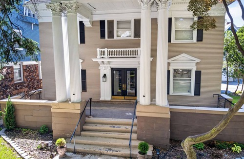 East Avenue Apartment | Historic East Ave~Walkable~Cozy~*Long term stays*7