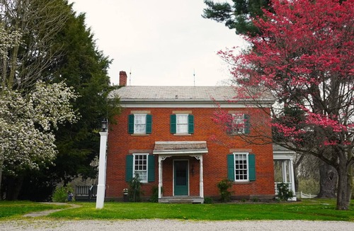 Dundee House | Historic Farmhouse with Gardens