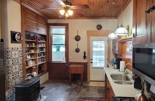 Reno House | Historic, spacious 2-bedroom apartment in charming Oil City