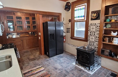 Reno House | Historic, spacious 2-bedroom apartment in charming Oil City