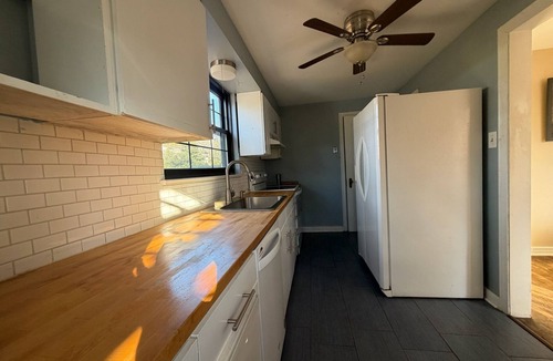 McKnight House | Historic Swan Acres Retreat: 4BR, Hot Tub, Gym & Walkable to Dining