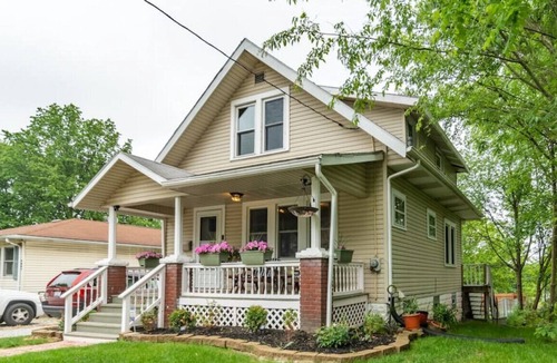Akron House | Hite Street 3 Bedroom Home with Fireplace sleeps 8