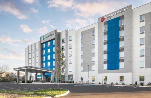 Twin Brook Hotel | Holiday Inn Express Chattanooga - Hamilton Place by IHG