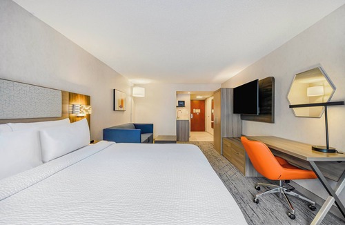 Cheektowaga Hotel | Holiday Inn Express Hotel & Suites Buffalo-Airport by IHG