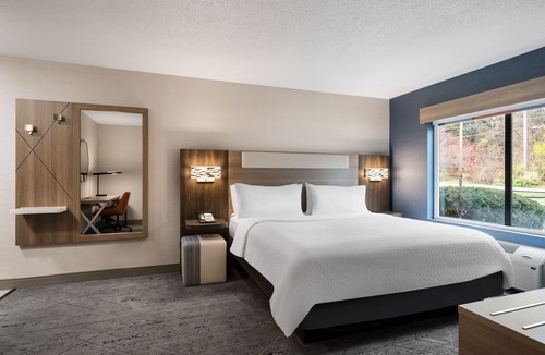 Fredericksburg Hotel | Holiday Inn Express Meadville (I-79 Exit 147a) by IHG