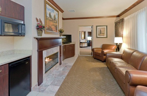 Mentor Hotel | Holiday Inn Express Mentor Banquet Center by IHG