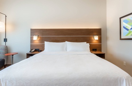 Springfield Hotel | Holiday Inn Express & Suites Springfield North by IHG
