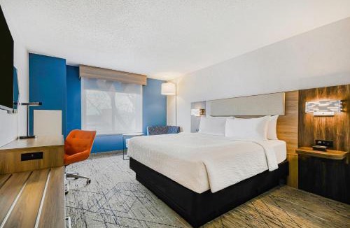 Cheektowaga Hotel | Holiday Inn Express & Suites Buffalo Airport by IHG