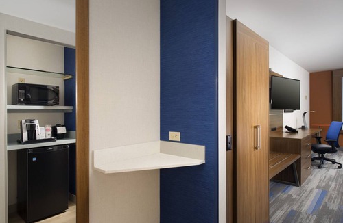 Altoona Hotel | Holiday Inn Express & Suites Altoona by IHG