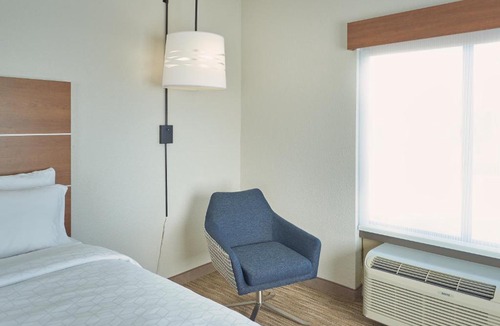 Akron Hotel | Holiday Inn Express & Suites Akron Regional Airport Area by IHG