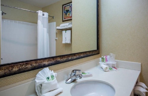 Warren Hotel | Holiday Inn Express & Suites Youngstown N (Warren/Niles) by IHG