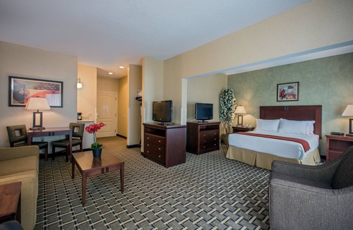 Warren Hotel | Holiday Inn Express & Suites Youngstown N (Warren/Niles) by IHG