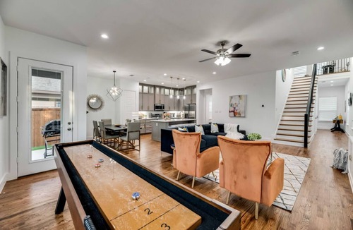 West Dallas House | Home near DT Dallas, Sleeps 15, 20 Min to AT&T Stadium, Hot Tub & TankPool