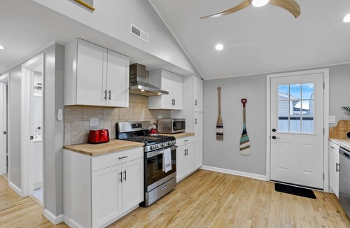 Buckeye Lake House | Homesmith Cottage|Hot Tub| Walk to Buckeye Lake