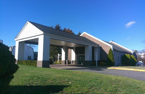 Leesburg Hotel | HomeTowne Studios by Red Roof Leesburg