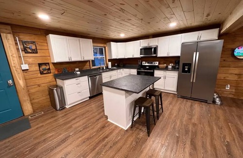 Danville Cabin | Honey Run Falls Cabin near Amish Country - Sleeps 12