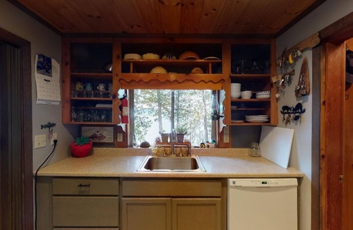 Greenville Cabin | Horizons West Hideaway (Waterfront on Moosehead Lake)
