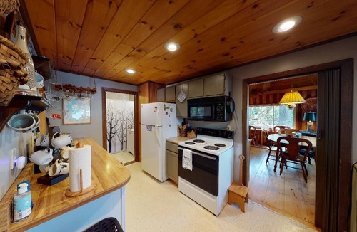 Greenville Cabin | Horizons West Hideaway (Waterfront on Moosehead Lake)