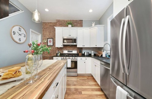 Lower Lawrenceville House | ★ HostWise Stays ★ Charming Lawrenceville · Industrial Vibes - Walkable