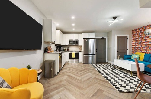 East Allegheny Condo | ★ HostWise Stays ★ King Bed! Free Street Parking! Walkable Location