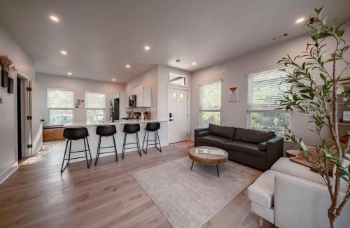 Detroit - Shoreway House | Hot Tub Amazing Location! Modern Ohio City Luxury 2 King Beds