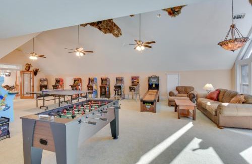 Blairsville House | Hot Tub, Arcade & Casino! Blue Ridge Mtn Mansion