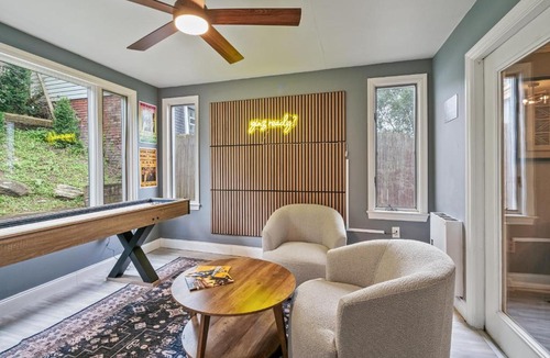 South Side Slopes House | Hot Tub Dedicated Parking 14 Guests Games