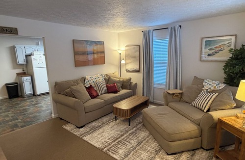 Geneva-on-the-Lake House | Hot Tub · Fire Pit · Arcade | Sleeps 8 | Walk to the Strip | GOTL