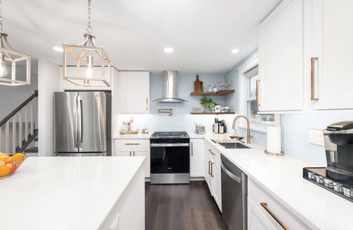 Cranberry Township House | Hot Tub, Fire Pit, 75” Smart Tv… Fully renovated house w/fully stocked kitchen!