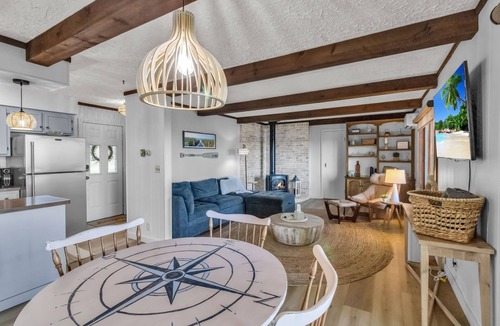 Olcott Cottage | *HOT TUB * Lake Front | Near Olcott Beach | King Bed