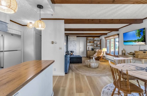 Olcott Cottage | *HOT TUB * Lake Front | Near Olcott Beach | King Bed